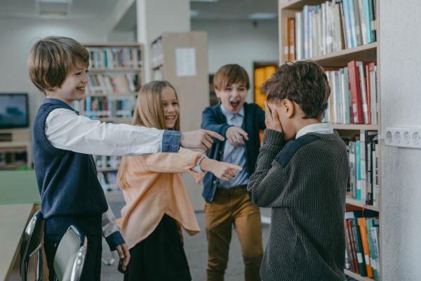 5 Sinais Chocantes de que Seu Filho Pode Estar Enfrentando Bullying – O 4º Vai Surpreendê-lo!