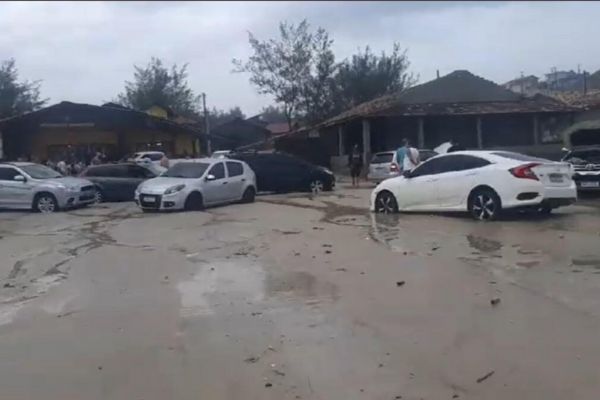 Tsunami em Laguna: Pânico e Destruição